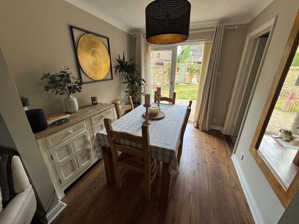 Lot: 195 - FREEHOLD TWO-BEDROOM SEMI-DETACHED HOUSE - A RESIDENTIAL INVESTMENT - Dining room